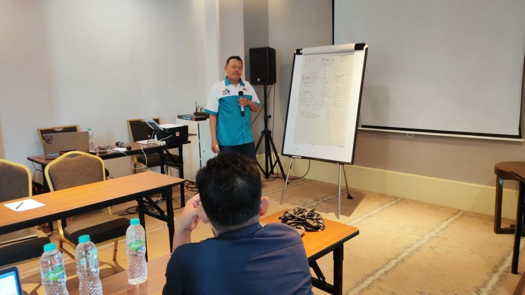 Siswo Darsono, saat presentasi di hadapan afiliasi anggota KSPI (foto. Media KSPI)